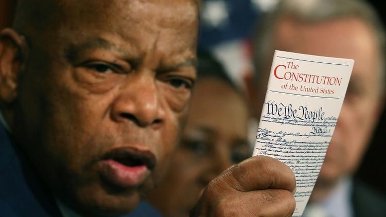 John Lewis brandissant un exemplaire de la Constitution américaine à Washington, le 2 mars 2016 [MARK WILSON / GETTY IMAGES NORTH AMERICA/AFP/Archives]