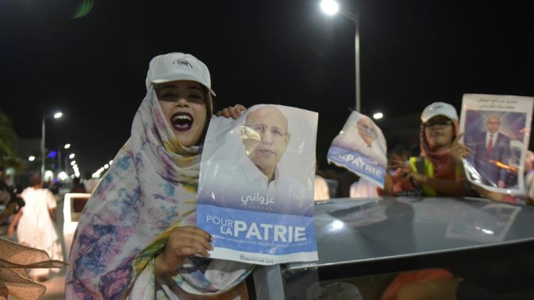 Ses partisans célèbrent la victoire du candidat du pouvoir à la présidentielle en Mauritanie, Mohamed Ould Ghazouani, le 23 juin dans les rues de Nouakchott.
 [Sia KAMBOU / AFP]