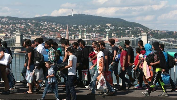 Plus d'un millier de migrants quittent à pied la zone de transit de la gare principale de Budapest pour rejoindre la frontière autrichienne, le 4 Septembre 2015 [Ferenc Isza / AFP]