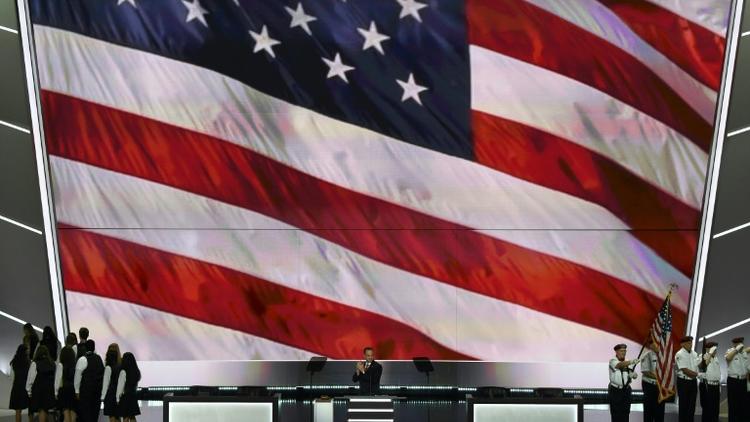 Des anciens combattants tiennent le drapeau américain sur la scène de la convention républicaine à Cleveland le 18 juillet 2016 [Robyn BECK                          / AFP]