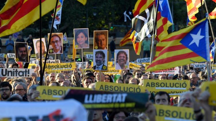 Manifestants catalans pro-indépendance à Barcelone, le 12 juin 2019, en faveur de l'acquittement des douze séparatistes jugés à Madrid pour leur rôle dans la tentative de sécession de 2017 [LLUIS GENE / AFP]