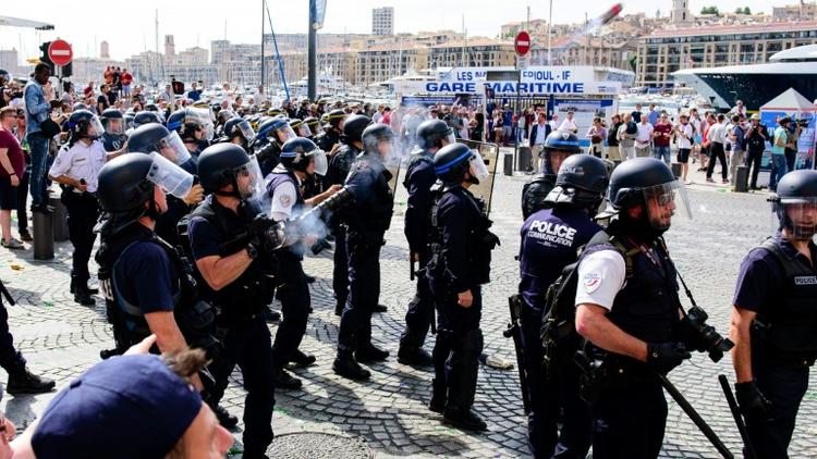 Des policiers anti-émeutes sont déployés autour du stade du Vélodrome à Marseille, le 11 juin 2016 [LEON NEAL / AFP/Archives]