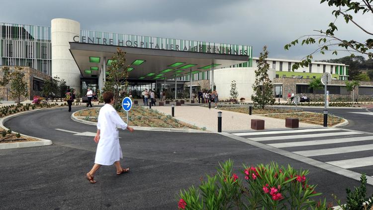 Une infirmière passe devant l'entrée du centre hospitalier d'Alès-Cévennes, le 25 aout 2011 à Alès [Pascal Guyot / AFP/Archives]