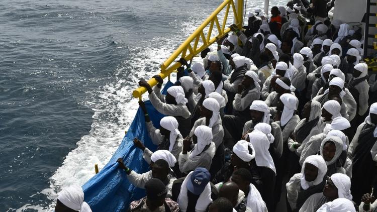 Des migrants à bord du bateau de secours "Aquarius" qui arrive dans le port de Cagliari, en Sardaigne, en Italie, le 26 mai 2016 [GABRIEL BOUYS / AFP]