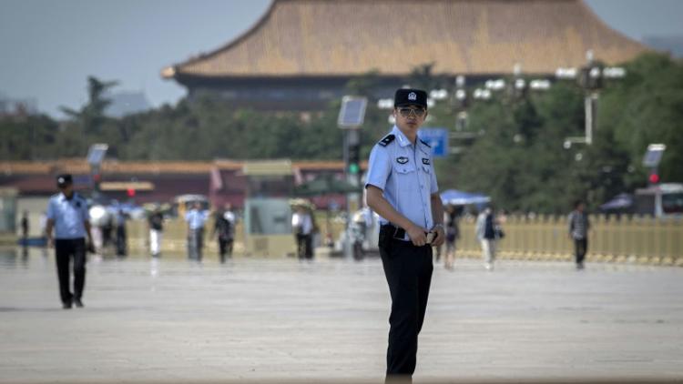 Des policiers sur la place Tiananmen le 3 juin 2019, à la veille du 30e anniversaire de la répression sanglante des manifestations [Nicolas ASFOURI / AFP]
