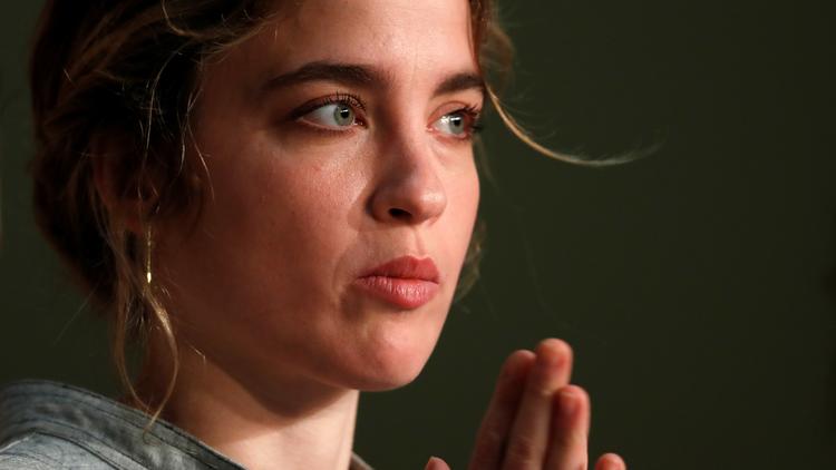 Selon la Garde des Sceaux Nicole Belloubet, Adèle Haenel «devrait saisir la justice», après avoir accusé le réalisateur Christophe Ruggia d'«attouchements» et de «harcèlement sexuel». 