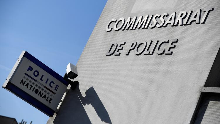 Le lycéen de 15 ans poignardé vendredi matin aux Lilas, aux portes de Paris, est décédé des suites de ses blessures.
