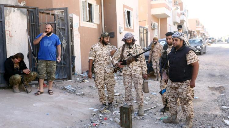 Des membres des forces loyales au GNA patrouillent dans les rues de Syrte pour chasser les jihadistes, le 20 novembre 2016 [MAHMUD TURKIA / AFP]