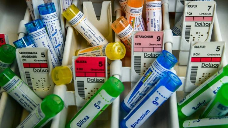 Des tubes de granules homéopathiques dans une pharmacie à Lille, le 3 septembre 2018 [Philippe HUGUEN / AFP/Archives]