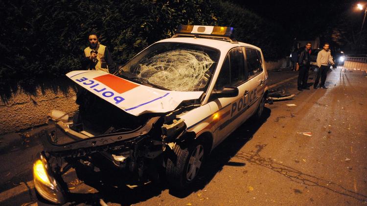 La voiture de police endommagée à la suite d'une collision avec une moto à Villiers-le-Bel en banlieue parisienne, le 25 novembre 2007 [Martin Bureau / AFP/Archives]
