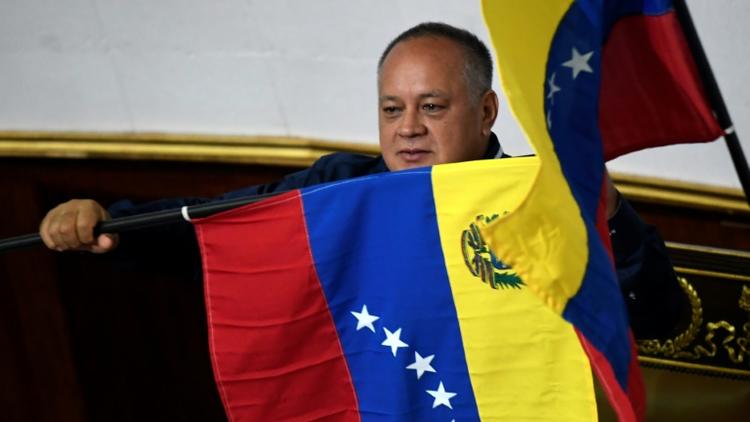 La président de l'Assemblée nationale constituante (ANC), Diosdado Cabello, brandit un drapeau du Venezuela lors d'une session, le 12 août 2019 à Caracas [Federico Parra / AFP]