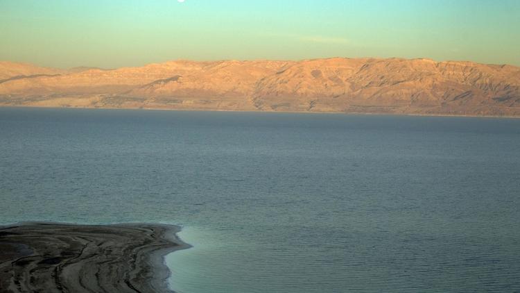 Une vue aérienne de la mer Morte prise depuis Israël, avec au second plan la rive jordanienne, en novembre 2011 [Jack Guez / AFP/Archives]
