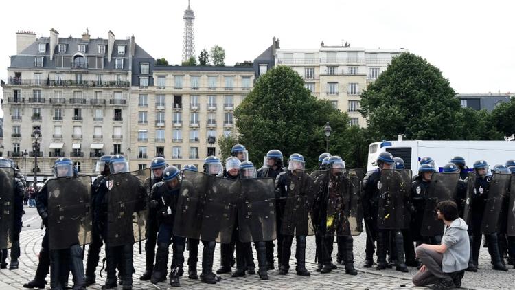 Cordon policier à Paris le 14 juin 2016 lors d'une manifestation contre la loi travail [DOMINIQUE FAGET / AFP/Archives]