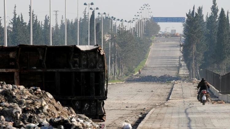Une route menant à une base de l'armée syrienne dans le secteur d'Alep le 17 janvier 2013