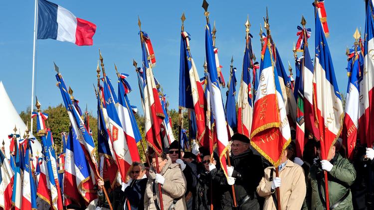 Des anciens combattants réunis le 16 octobre 2012 au cimetière militaire de Notre-Dame de Lorette, rendent hommage au soldat inconnu de la guerre d'Algérie