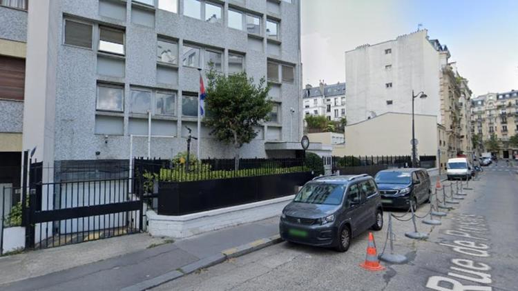 L'ambassade est située rue de Presles, à Paris.