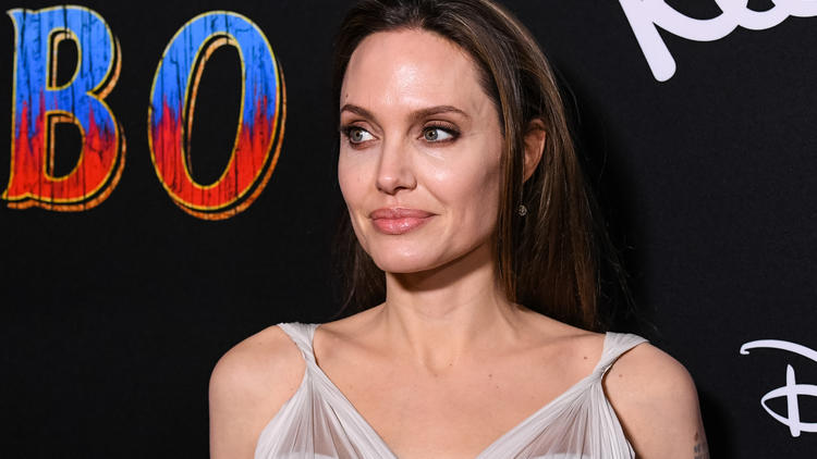 Après avoir incarné Lara Croft au cinéma, puis Maléfique, Angelina Jolie pourrait se glisser cette fois dans la peau d'une super-héroïne.