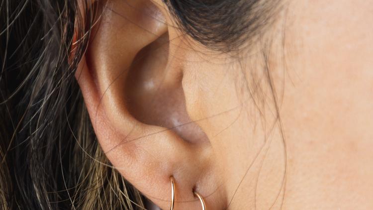 Bien se nettoyer les oreilles : que faire et qu'éviter ?