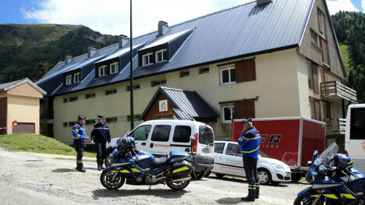 Des gendarmes devant le chalet Saint-Bernard à Ascou, dans l'Ariège, le 10 juillet 2014, après la mort d'un garçon de 8 ans victime d'une intoxication alimentaire 