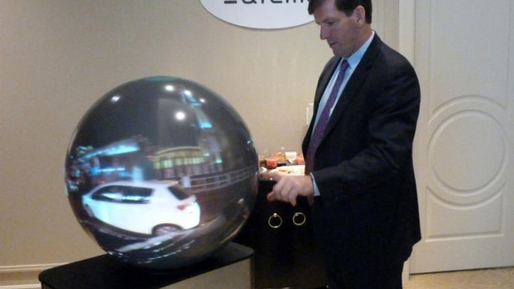 La société française Ateme a présenté le prototype d'un téléviseur sphérique au CES de Las Vegas.