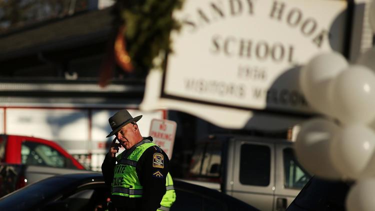 Un policier devant l'école Sandy Hook de Newtown le 15 décembre 2012 [Spencer Platt / Getty Images/AFP/Archives]