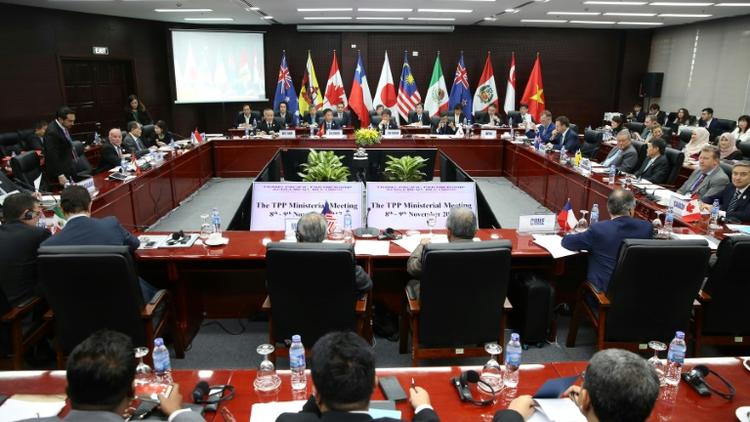 Les ministres du Commerce et autres délégués des pays participants aux négociations pour un vaste accord commercial de libre-échange Asie-Pacifique (TPP), le 9 novembre 2017, lors du sommet de l'APEC (pays de l'Asie-Pacifique) à Danang (Vietnam).  [Na Son Nguyen / POOL/AFP]