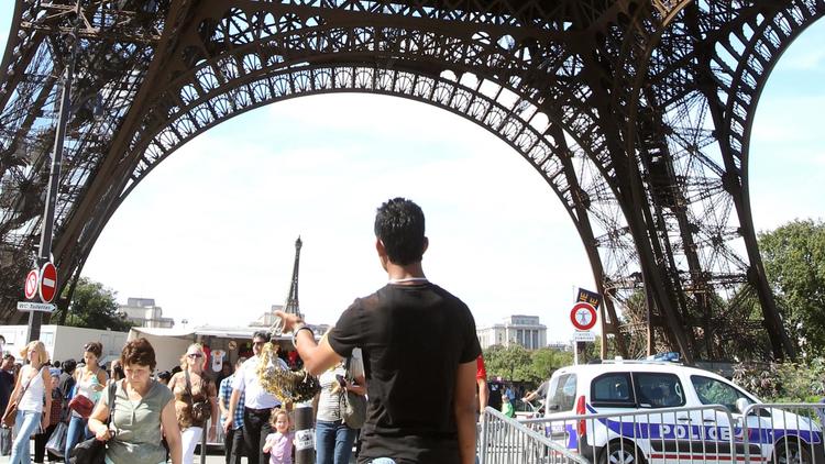 Une voiture de police le 16 août 2011 au pied de la Tour Eiffel [Pierre Verdy / AFP/Archives]