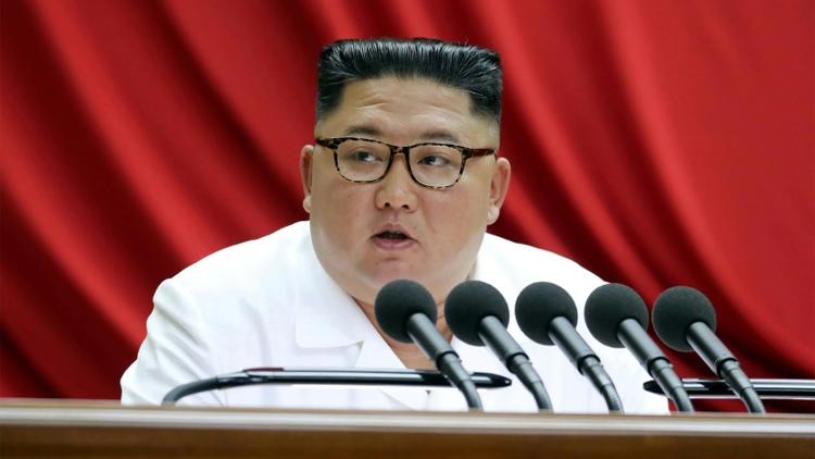 Le leader nord-coréen Kim Jong Un pendant une réunion du comité central du Parti des travailleurs, le 30 décembre 2019 à Pyongyang [KCNA / KCNA VIA KNS/AFP]