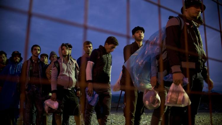 Des migrants et des réfugiés font la queue à la frontière entre la Grèce et la Macédoine le 21 septembre 2015 [NIKOLAY DOYCHINOV / AFP]