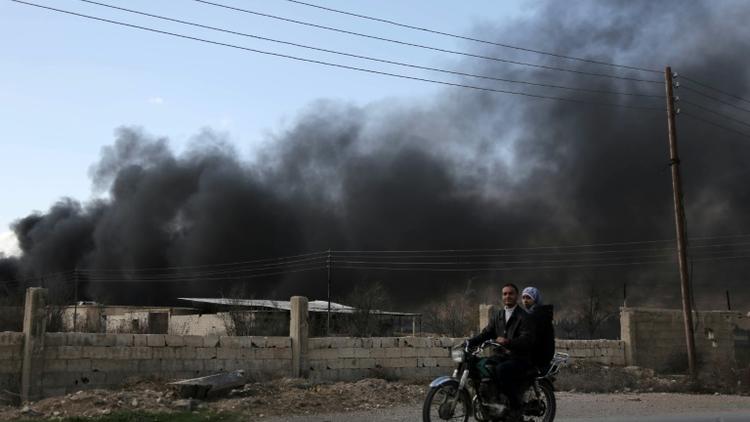 Fumée provenant de raids aériens qui ont frappé le village de al-Chifouniya dans la banlieue de Damas, le 1er juin 2016 [AMER ALMOHIBANY / AFP]