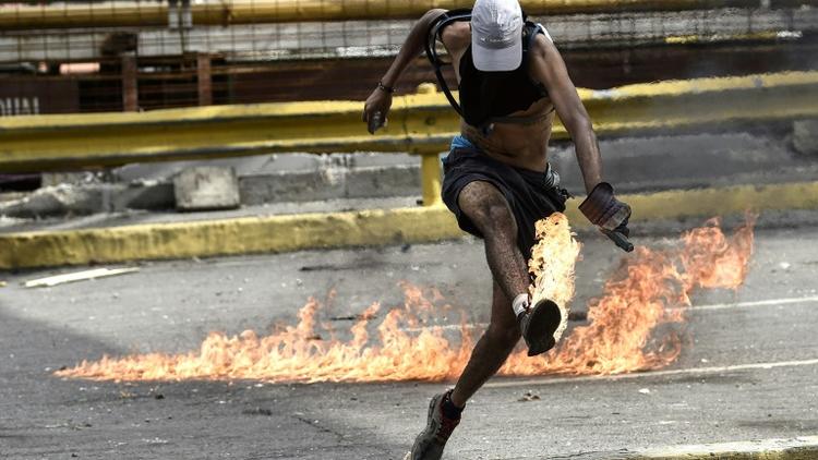 Un opposant au président Nicolas Maduro, lors d'affrontements avec la police venezuelienne, à Caracas le 20 juillet 2017 [CARLOS BECERRA / AFP]