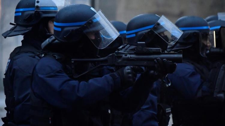 Des policiers munis d'un LBD40 lors d'une manifestation de "gilets jaunes" à Bordeaux le 15 décembre 2018 [GEORGES GOBET / AFP]
