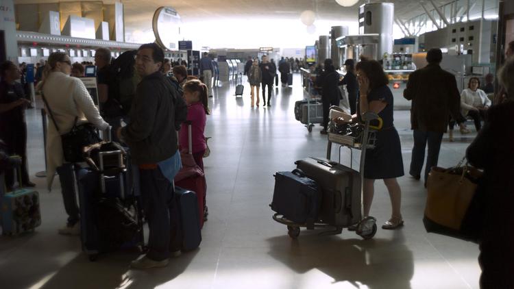 Des voyageurs le 11 juin 2013 à l'aéroport de Roissy [Fred Dufour / AFP/Archives]