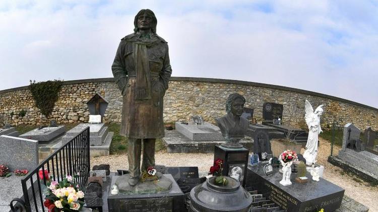 La tombe de Claude François au cimetière de Dannemois (le 27 février 2018) en Essonne, passage obligé des fans à l'occasion du 40è anniversaire de la mort du chanteur. [GERARD JULIEN / AFP/Archives]