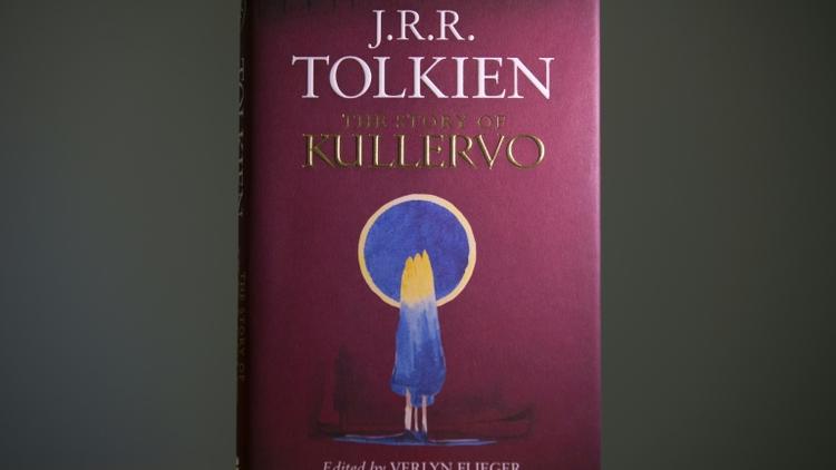 Un exemplaire de "The Story of Kullervo" de Tolkien, qui paraît au éditions HarperCollins jeudi 27 août en Grande-Bretagne [Justin Tallis / AFP]