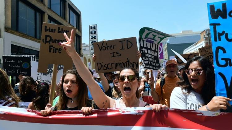 Des manifestants exigent de Donald Trump la "vérité" sur l'affaire des ingérences russes, le 3 juin 2017 à Los Angeles  [FREDERIC J. BROWN / AFP]