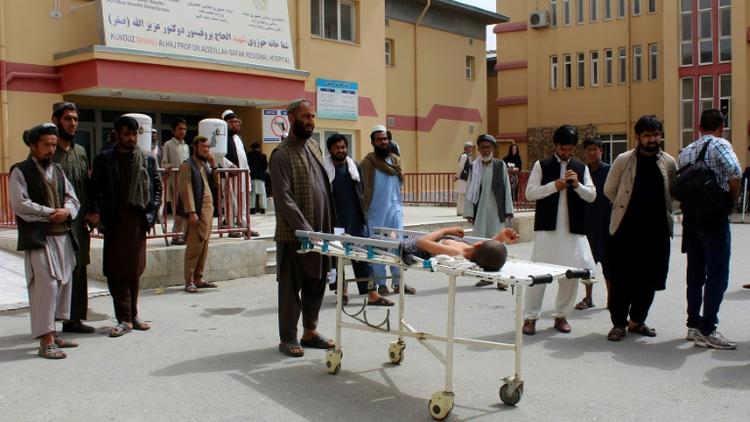 Un enfant blessé lors une frappe aérienne est allongé sur un brancard devant l'hôpital de Kunduz, le 3 avril 2018 en Afghanistan [BASHIR KHAN SAFI / AFP]