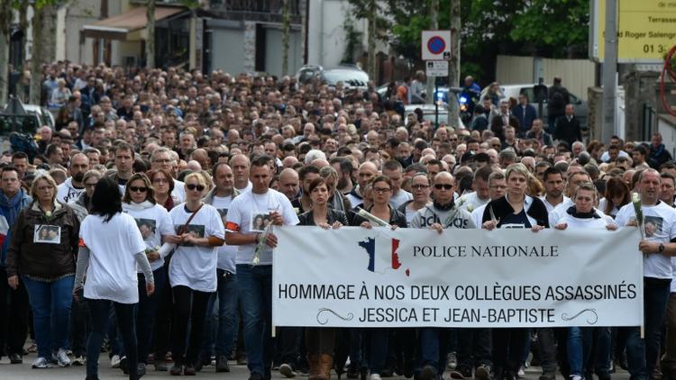 Marche blanche en hommage à Jean-Baptiste Salvaing et Jessica Schneider, le 16 juin 2016 à Mantes-la-Jolie [DOMINIQUE FAGET                      / AFP]
