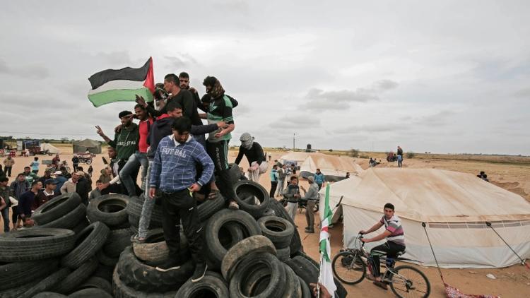 Des manifestants palestiniens près de la frontière israélienne à Gaza, le 3 avril 2018 [SAID KHATIB / AFP]
