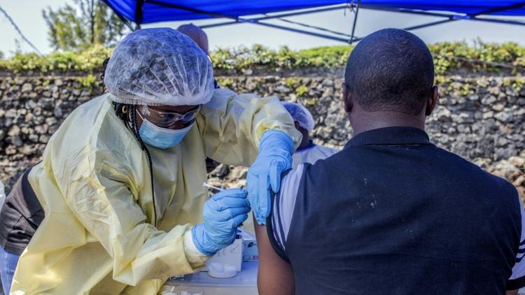Un homme se fait vacciner contre Ebola dans un centre à Goma, le 15 juillet 2019 [Pamela TULIZO / AFP/Archives]