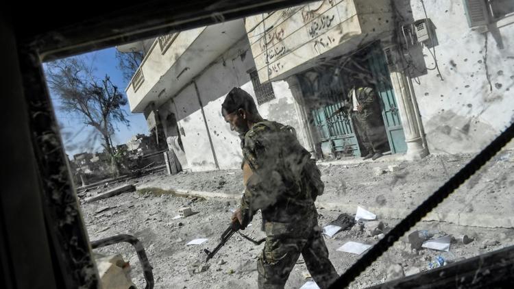 Des combattants des Forces démocratiques syriennes dans Raqqa, le 5 octobre 2017 [BULENT KILIC / AFP/Archives]