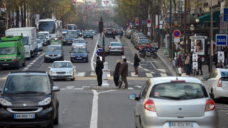 Des automobiles circulent le 8 décembre 2012 à Paris. [Miguel Medina / AFP/Archives]