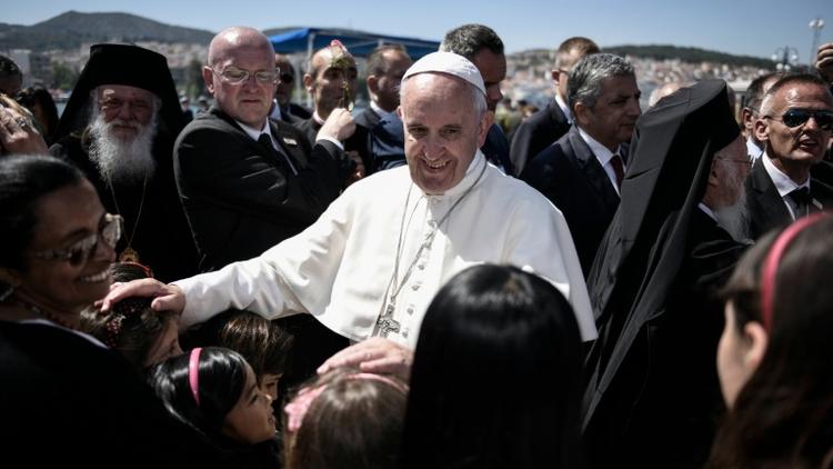 Le pape François salue des habitants sur le port de Mytilène sur lîle grecque de Lesbos, le 16 avril 2016 [ANDREA BONETTI / PRIME MINISTER'S OFFICE/AFP]