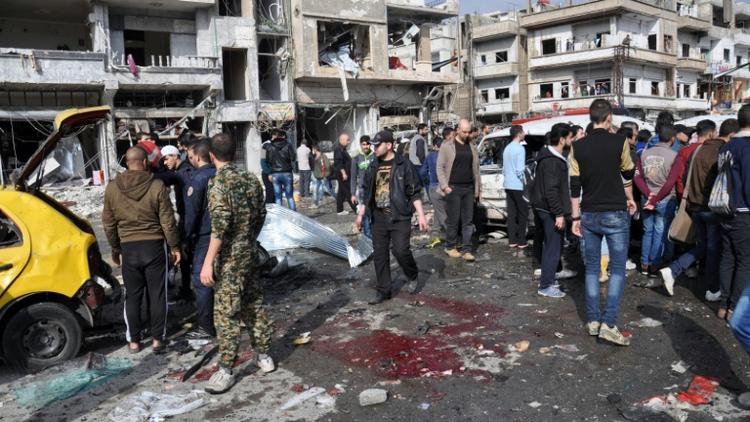 Le site du double attentat à la voiture piégée dans la banlieue de Homs, le 21 février 2016. [STRINGER / AFP]