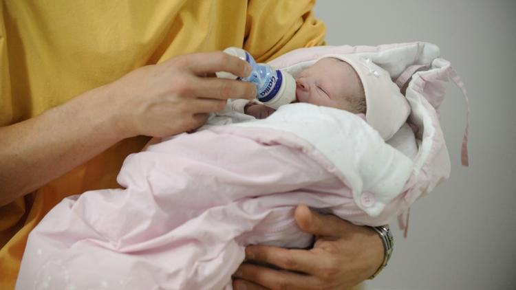 Lactalis va faire analyser du lait infantile 1er âge encore stocké dans ses entrepôts et faisant partie des lots rappelés par les autorités sanitaires [JEAN-SEBASTIEN EVRARD / AFP/Archives]