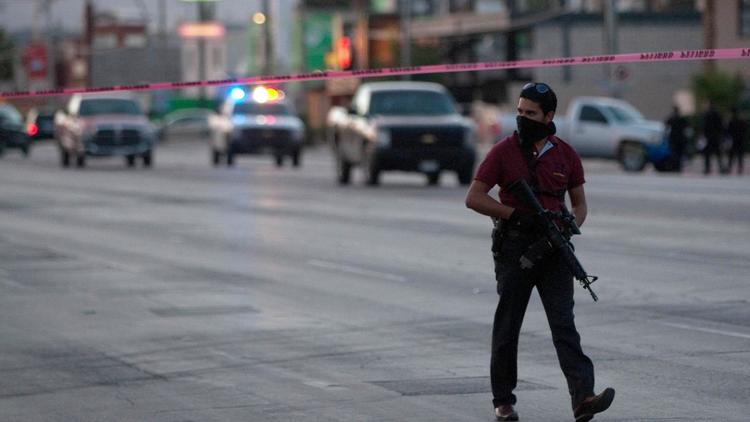 Un policier en civil patrouille dans une rue de Ciudad Juarez, dans l'Etat de Chihuahua,au Mexique [Jesus Alcazar / AFP/Archives]