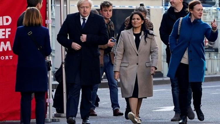 Le Premier ministre britannique Boris Johnson (g) et la ministre de l'Intérieur Priti Patel (d) arrivent sur les lieux d'un attentat qui a fait la veille deux morts, le 30 novembre 2019 à Londres  [Niklas HALLE'N / AFP]
