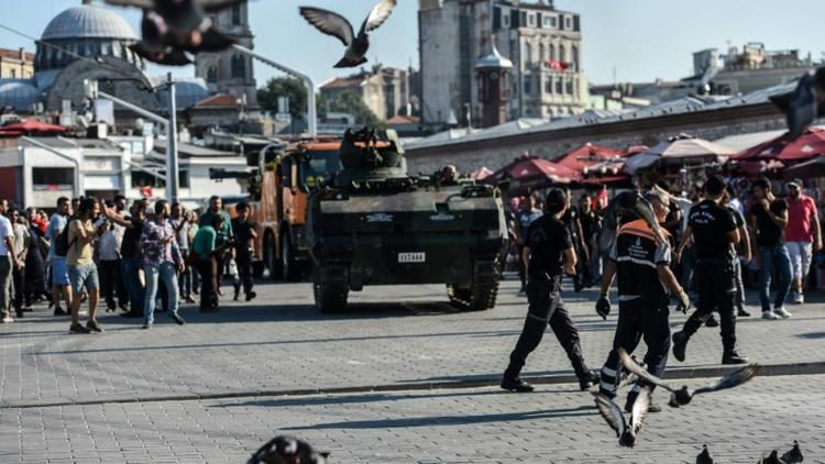 Un char de l'armée turque le 16 juillet 2016 à Istanbul [BULENT KILIC / AFP]