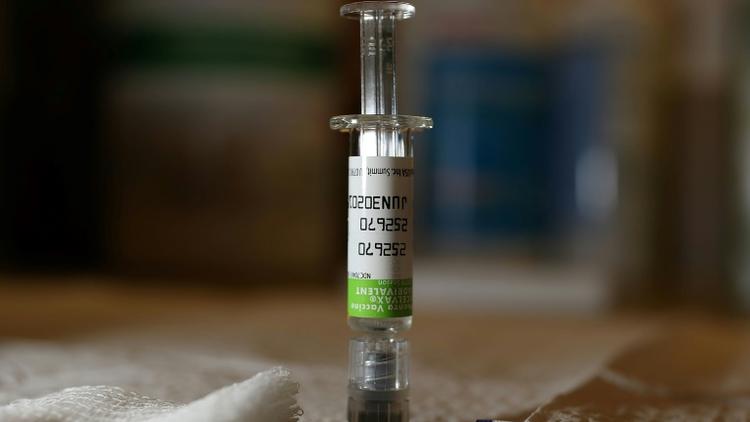 Un vaccin contre la grippe présenté dans une pharmacie américaine CVS le 4 octobre 2018 à Miami [JOE RAEDLE / GETTY IMAGES NORTH AMERICA/AFP/Archives]