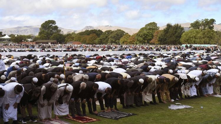 Des milliers de personnes prennent part à la prière du vendredi à Hagley Park à Christchurch, une semaine après la tuerie des mosquées [WILLIAM WEST / AFP]